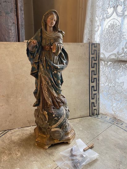 null Vierge Marie sur le globe, sculpture en bois peint et doré.
(mains à refixe...