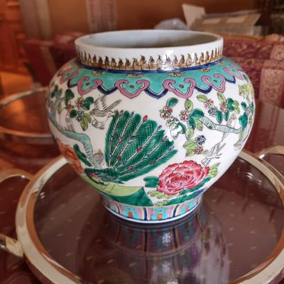null CHINE Xxe siècle
Vase en porcelaine émaillée à décor d'oiseaux sur des branches...