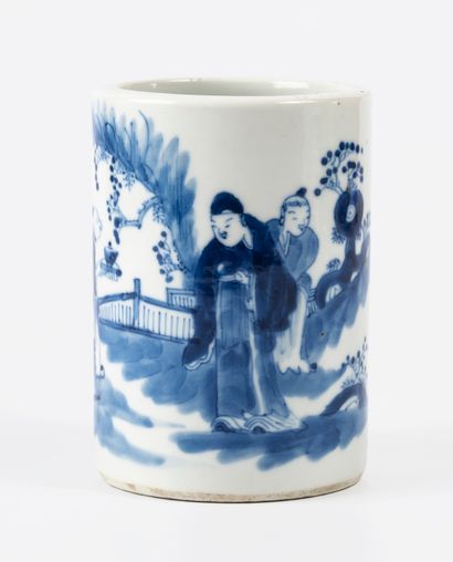 null CHINE
Pot à pinceaux en porcelaine bleu blanc
Marque kangxi (?) en revers
H:...