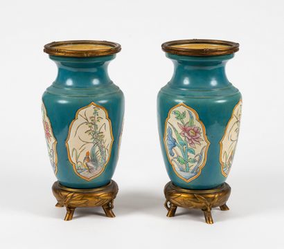 null LONGWY ( Dans le goût de)
Une paire de vases en céramique émaillée bleue. Cartouches...