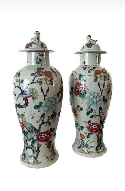 null CHINE, vers 1900
Deux vases balustres en porcelaine émaillée à décor d'oiseaux...