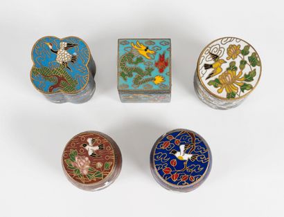 null Five small boxes in cloisonne enamel.