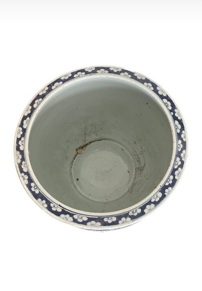 null CHINE, XIXe siècle
Vasque en porcelaine émaillée bleu blanc à décor de chiens...
