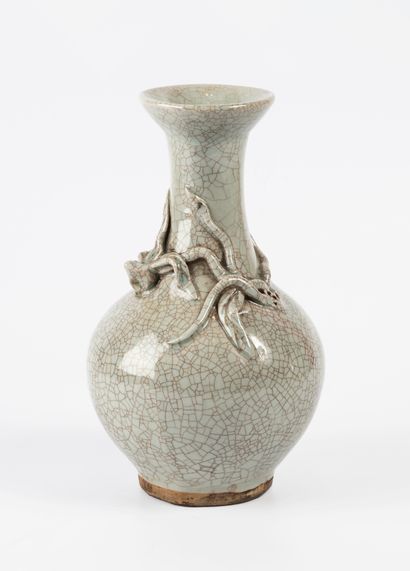null CHINE
Vase en porcelaine céladon gris craquelé à décor en bas relief de fruits
H...