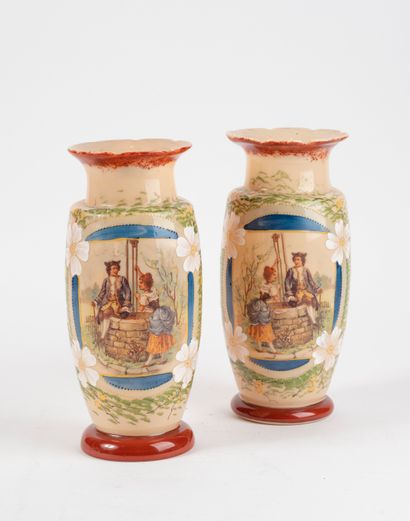 null Un lot de trois vases japonais comprenant :
-Un vase en céramique 
-Deux vases...