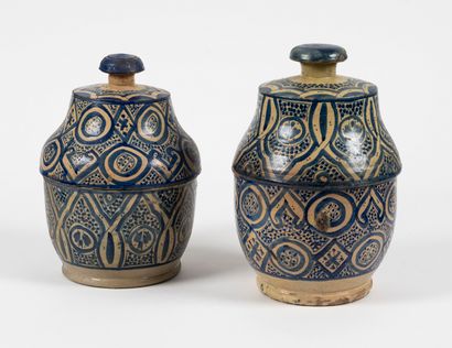 null Paire de vases d'urne en terre cuite, avec leur couvercle. Provenance du maroc....