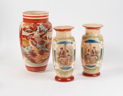 null Un lot de trois vases japonais comprenant :
-Un vase en céramique 
-Deux vases...