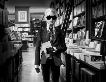 Michel Tréhet (né en 1950) Librairie Galignani
Barbie Karl Lagerfeld dans sa librairie...