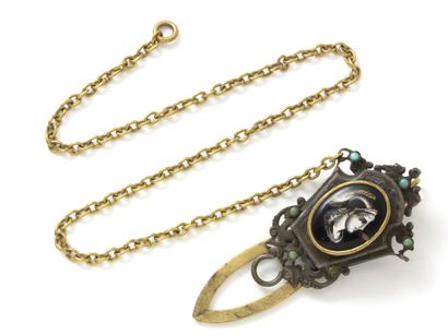 null Châtelaine de montre en métal doré et argenté accompagnée de sa chaîne, décorée...