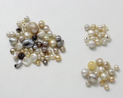 Lot de perles multicolores probablement fines...