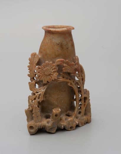 CHINE, XXe siècle
Vase en stéatite.
H : 16,5...