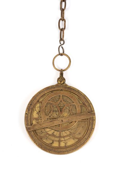 null Astrolabe européen en laiton doré, [France], daté «1604».
Diamètre : 80 mm ;...