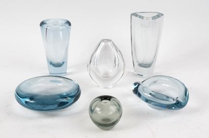 Un lot de verrerie composé de six vases et...