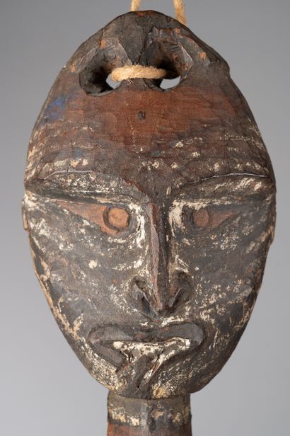 null Crochet à crânes figurant une raie (?), peuple Iatmul, Nouvelle-Guinée.
Le corps...
