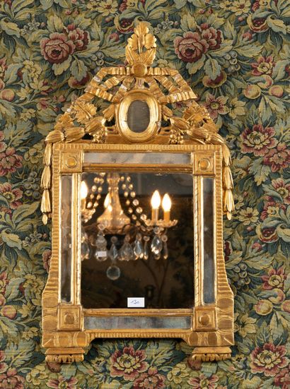Miroir à parecloses en bois zsculpté et doré
Style...