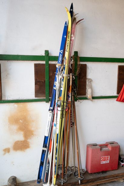 Un lot d'anciens skis, raquettes de neige...