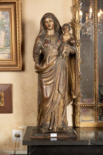 null Vierge à l'enfant en bois sculpté et doré
Epoque XIXe siècle
H : 76 cm.