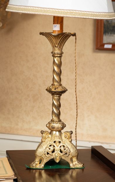 Pique cierge en bronze doré monté en lampe...