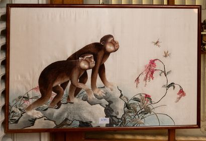 CHINE, Xxe 
Broderie à décor de singes
46...