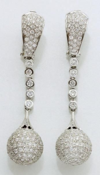 null Paire de pendants d'oreilles en or gris, composés d'une chenille diamantée retenant...
