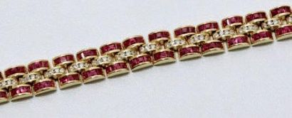 null Bracelet en or, composé de maillons articulés ornés de rubis calibrés et de...