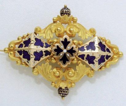 null Broche pendentif en or estampé, ornée de motifs émaillé bleue dans un décor...