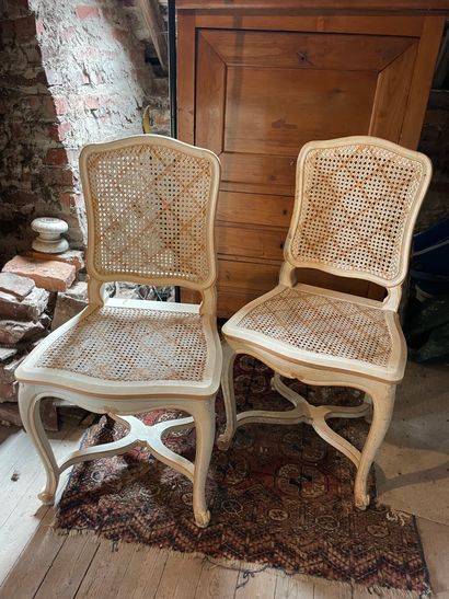 Suite de huit chaises cannées en bois peint...