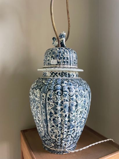 DELFT
Vase couvert en faïence émaillée bleu...
