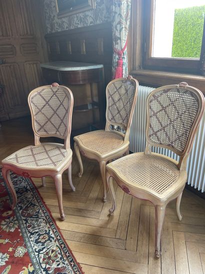 Suite de six chaises en bois sculpté et laqué,...