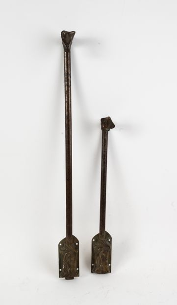 Une paire de crémones en bronze, H.Guimard
62...