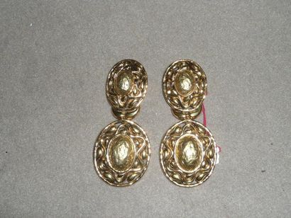Yves SAINT LAURENT Paire de pendants d'oreilles en métal doré, gravée, repercée formant...