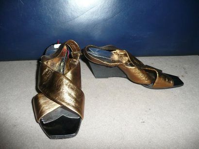 Charles JOURDAN Paire de sandales à talons compensés en composite gris foncé, lanière...