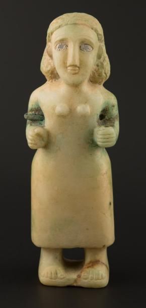 ARABIE DU SUD Statuette féminine.Figure votive debout, sur une fine base, typologie...