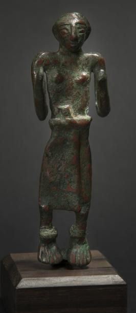 ARABIE DU SUD Statuette représentant un personnage stylisé, les deux bras à l'équerre,...