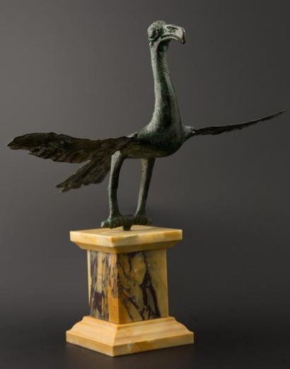 PROCHE ORIENT Statuette représentant un oiseau les ailes et la queue déployées. L'ensemble...