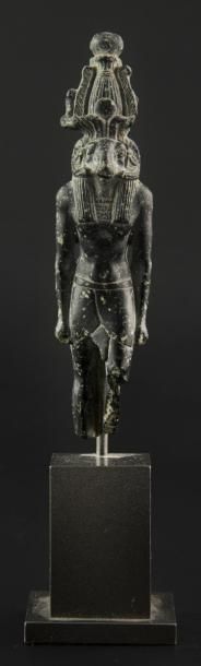 EGYPTE Fine statuette du dieu Khnoum à tête de bé­lier. Il porte la couronne atef,...