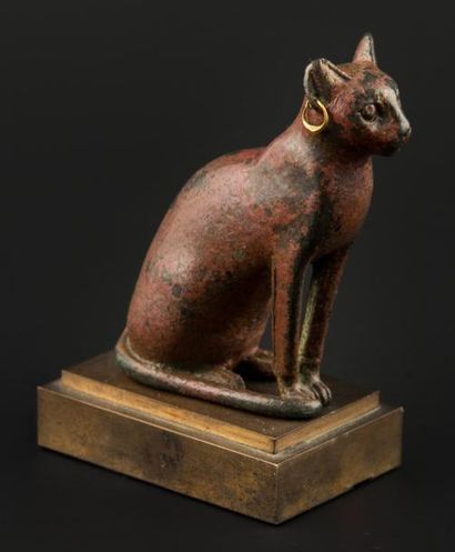 EGYPTE Statuette votive représentant la déesse Bastet sous sa forme animale en position...