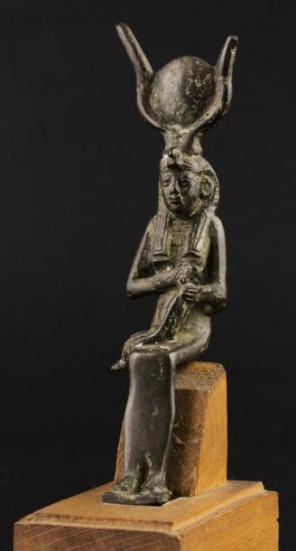 EGYPTE Statuette représentant Isis Lactans.La déesse est coiffée de la couronne hathorique,la...