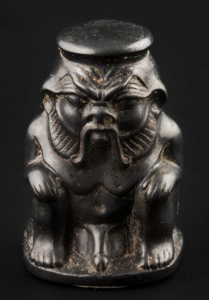 EGYPTE Amulette représentant le dieu Bès assis. H: 2,6 cm. Hématite. Basse Epoqu...