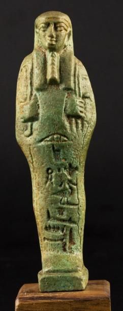 EGYPTE Oushebti inscrit: "L'Osiris Ptah-ib fils de Pa-di-Imen". Il est momiforme,...