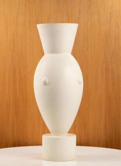 null Olivier GAGNERE (1952-)
Vase "Marly", 1994
Faïence émaillée blanche
H : 60,5...