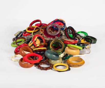 Lot de bracelets en bakélite et divers