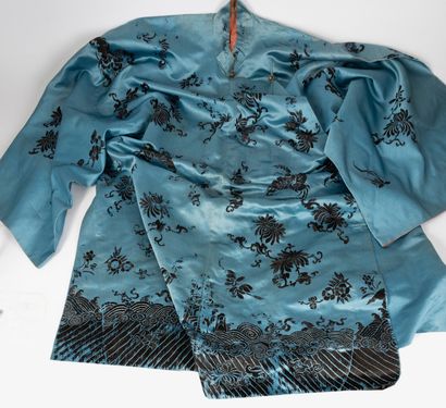 null Robe de cour en soie brodée à décor de fleurs de semi de lotus sur fond bleu,...