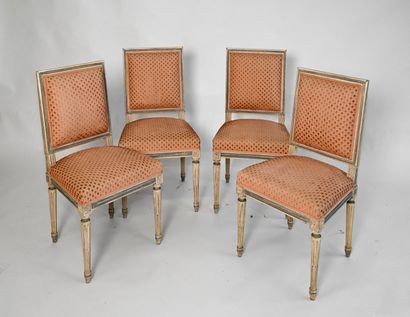 Quatre chaises en bois sculpté et laqué
Style...