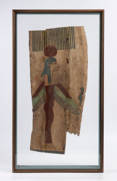 null Fragment de sarcophage en bois stuqué et peint représentant la déesse Nephtis...