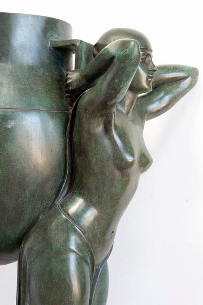 null Pierre LENOIR ( 1879-1951) d'apres
vase au cariatides
Bronze à patine verte...