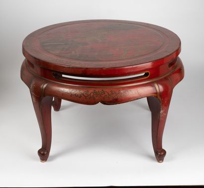 Table basse en bois laqué rouge
H : 40 cm....