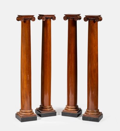 Quatre colonnes ionnienne en bois teinté...