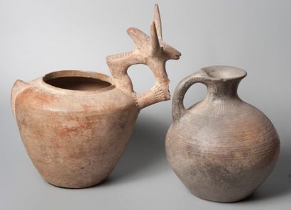 null Deux vases dont un à décor de bovidés. Iran, Ier millénaire avant JC.