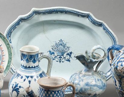 ROUEN Plat ovale à décor en camaïeu de bleus d?un panier fleuri. XVIIIe siècle. Long.:...